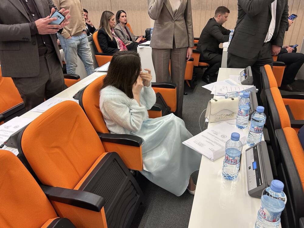 <p>Odbornica koalicije "Za budućnost Budve" Bojana Pićan je povrijeđena, kako tvrde u toj koaliciji, obezbjeđenje joj je nanijelo povrede ruke</p>