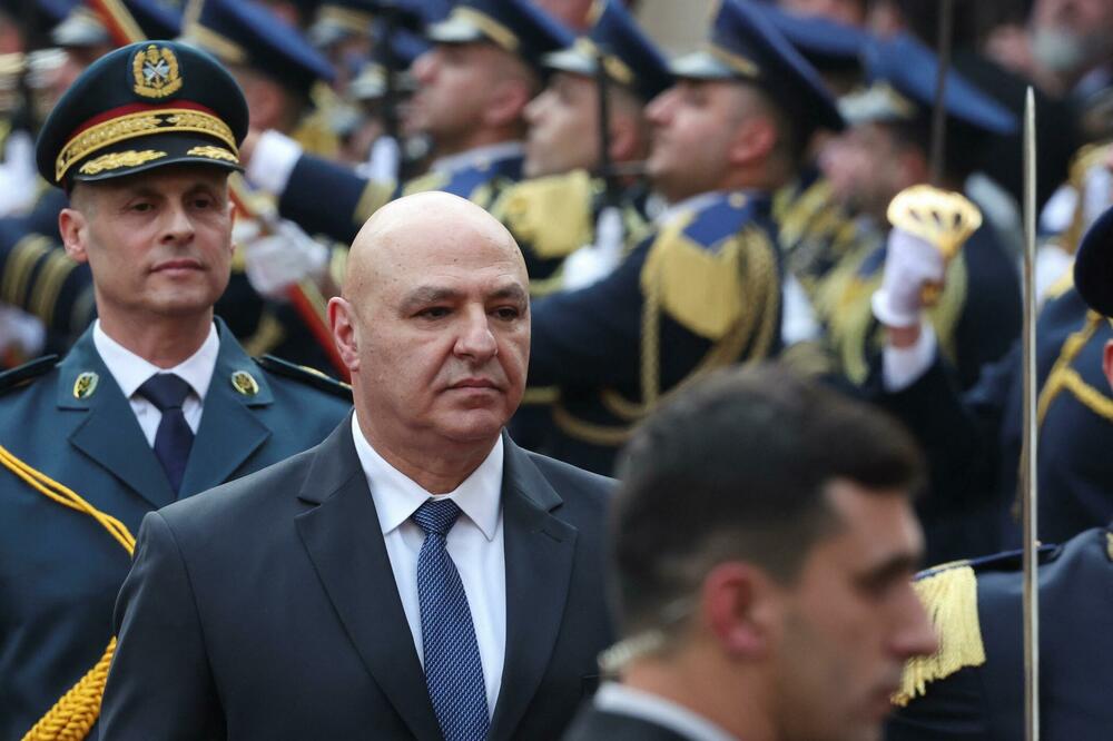 Džozef Aun nosio je odjelo, a ne vojnu unifurmu, kad je stigao u parlament da položi zakletvu, Foto: Reuters