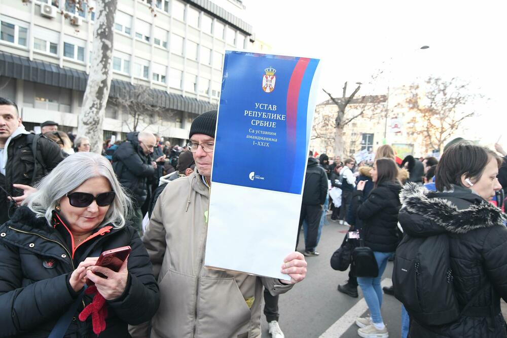 <p>Studenti su, po završetka skupa, formirali kolonu i uputili se nazad u univerzitetski kampus istim putem kojim su i došli</p>