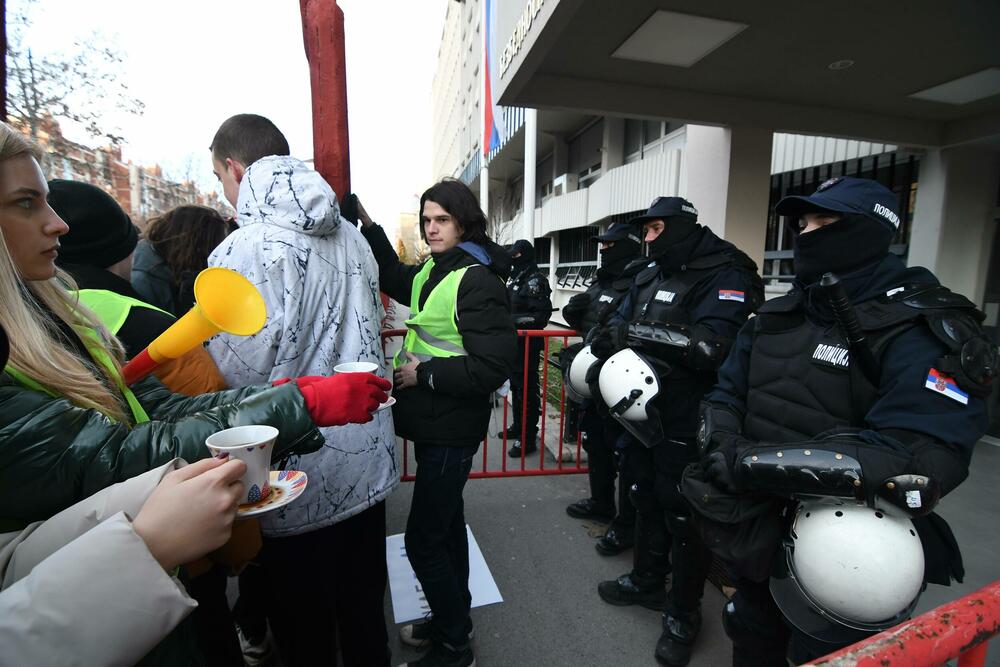 <p>Studenti su, po završetka skupa, formirali kolonu i uputili se nazad u univerzitetski kampus istim putem kojim su i došli</p>
