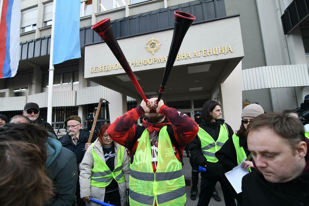 <p>Studenti su, po završetka skupa, formirali kolonu i uputili se nazad u univerzitetski kampus istim putem kojim su i došli</p>