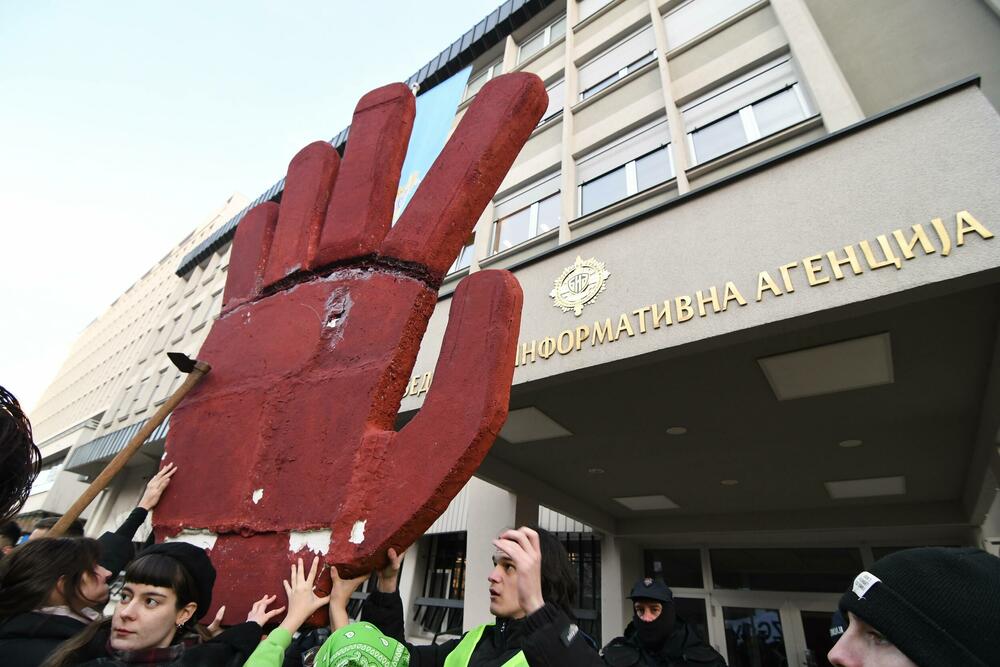 <p>Studenti su, po završetka skupa, formirali kolonu i uputili se nazad u univerzitetski kampus istim putem kojim su i došli</p>