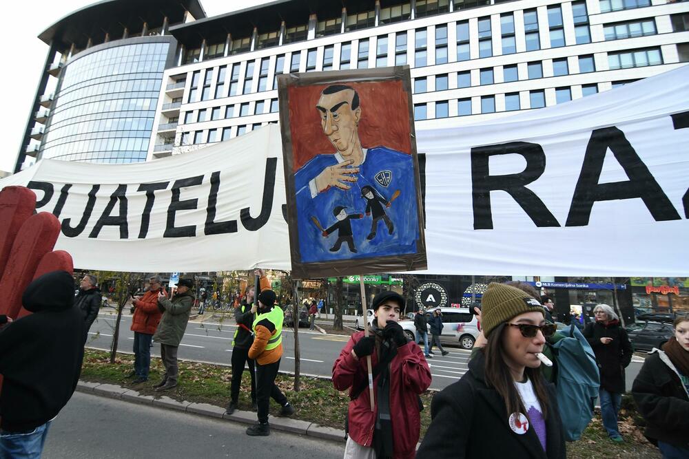 <p>Studenti su, po završetka skupa, formirali kolonu i uputili se nazad u univerzitetski kampus istim putem kojim su i došli</p>