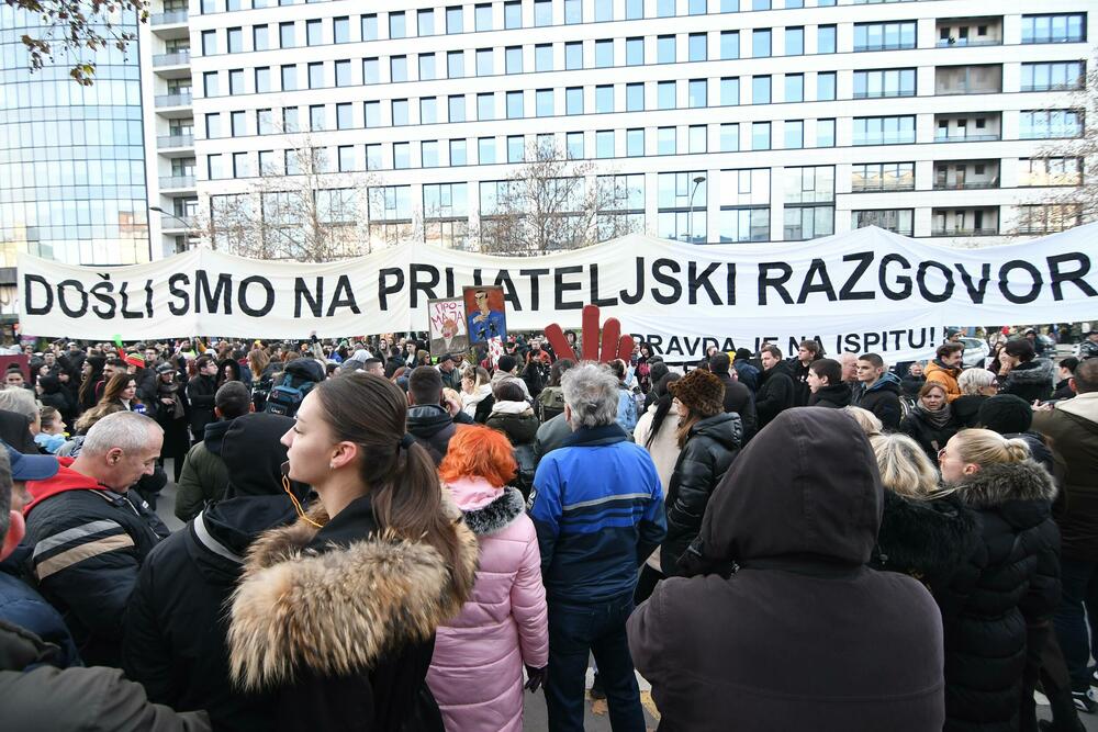 <p>Studenti su, po završetka skupa, formirali kolonu i uputili se nazad u univerzitetski kampus istim putem kojim su i došli</p>