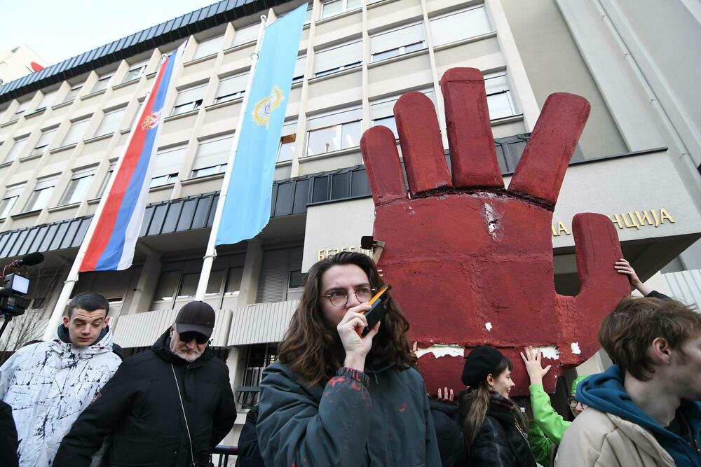 <p>Studenti su, po završetka skupa, formirali kolonu i uputili se nazad u univerzitetski kampus istim putem kojim su i došli</p>