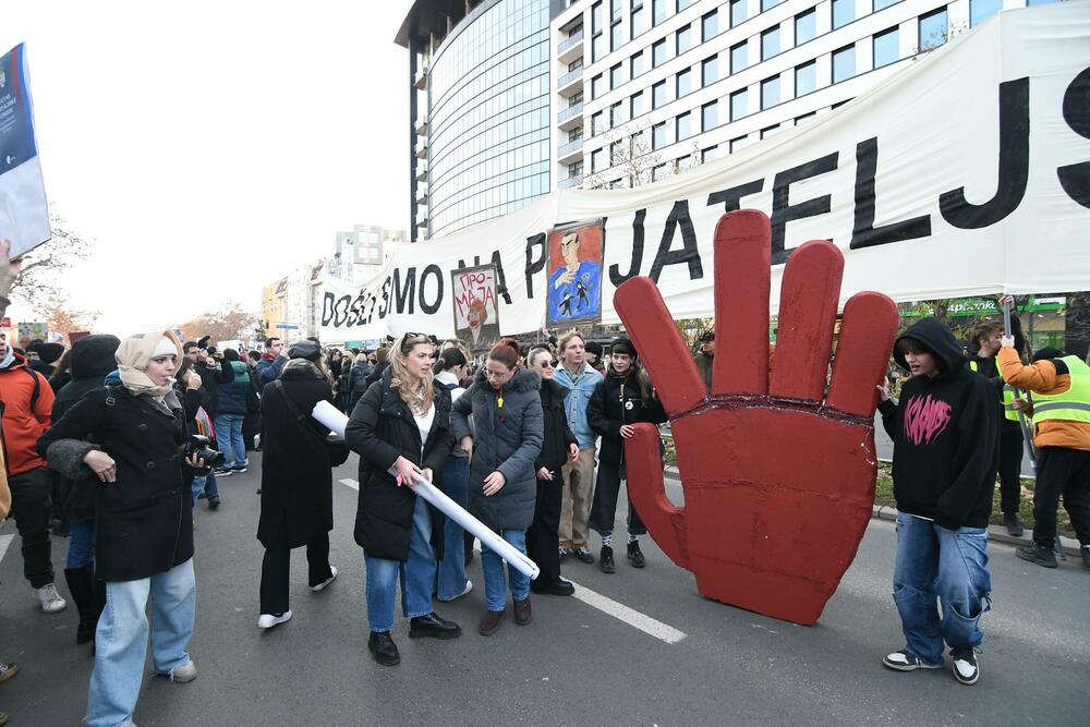 <p>Studenti su, po završetka skupa, formirali kolonu i uputili se nazad u univerzitetski kampus istim putem kojim su i došli</p>