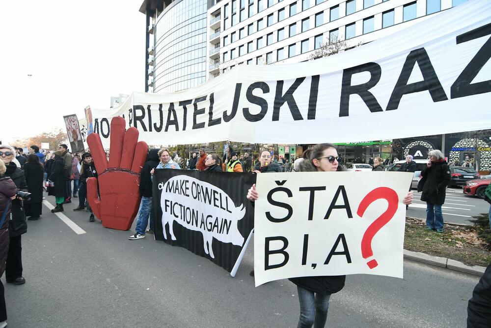 <p>Studenti su, po završetka skupa, formirali kolonu i uputili se nazad u univerzitetski kampus istim putem kojim su i došli</p>