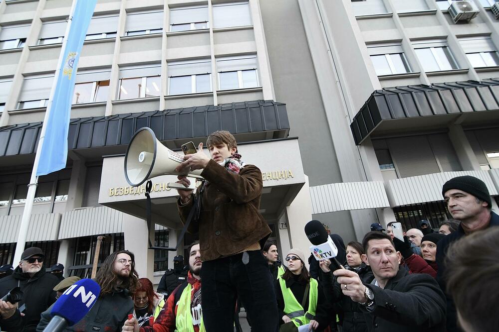 <p>Studenti su, po završetka skupa, formirali kolonu i uputili se nazad u univerzitetski kampus istim putem kojim su i došli</p>