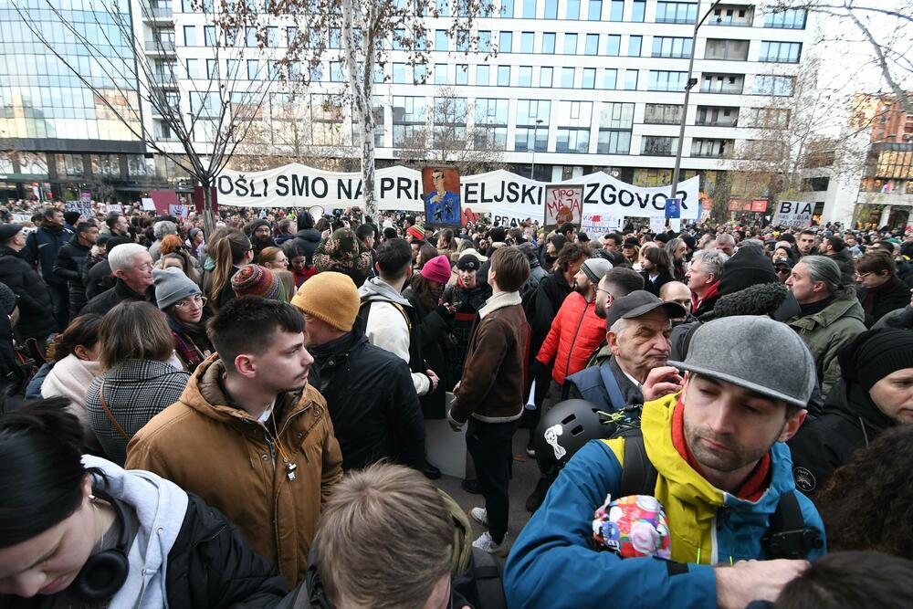<p>Studenti su, po završetka skupa, formirali kolonu i uputili se nazad u univerzitetski kampus istim putem kojim su i došli</p>