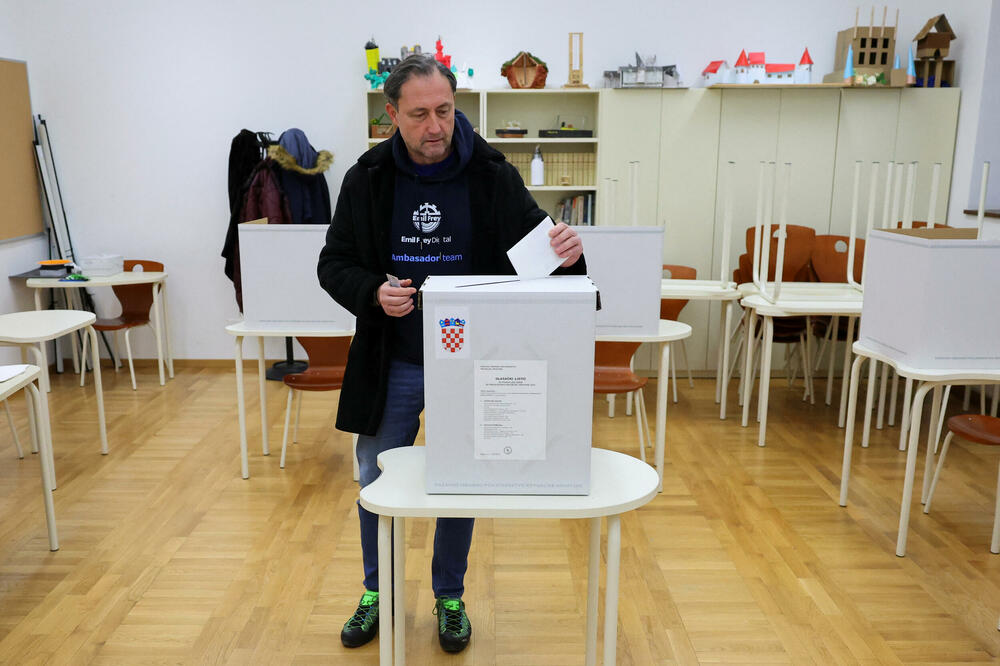 <p>Najveća izlaznost prijepodne je bila u Varaždinskoj, Istarskoj, Karlovačkoj i Primorsko-goranskoj županiji, a najmanja u Vukovarsko-sremskoj, Brodsko-posavskoj i Osječko-baranjskoj županiji</p>