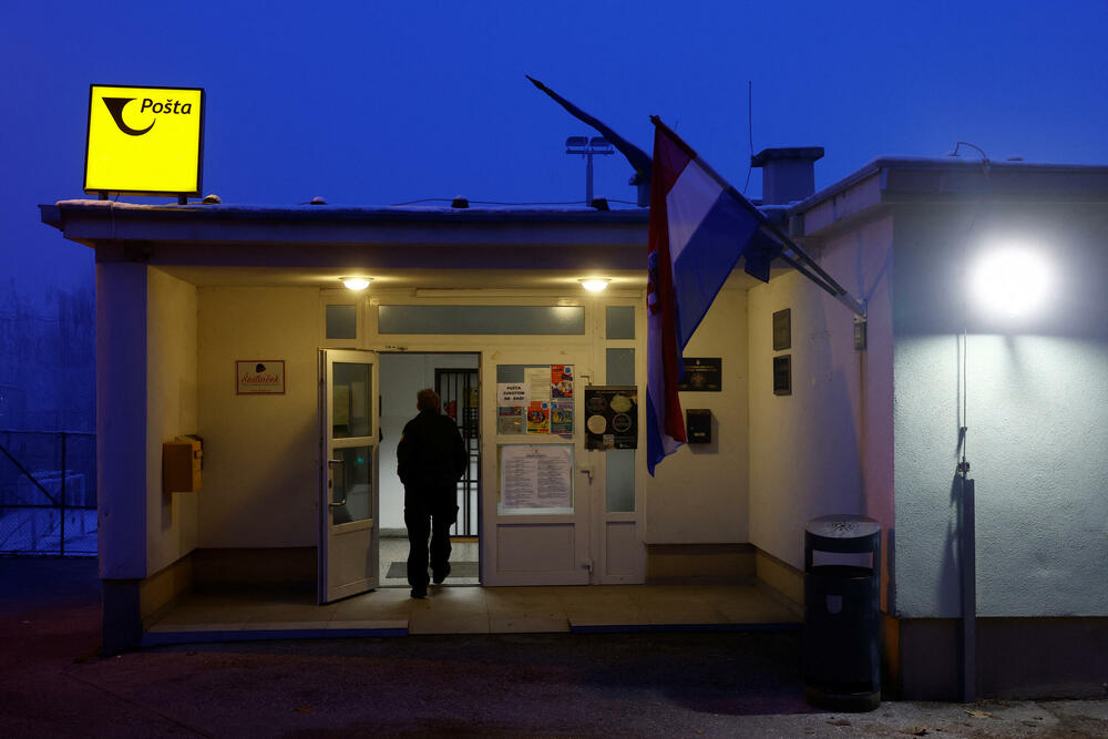 <p>Najveća izlaznost prijepodne je bila u Varaždinskoj, Istarskoj, Karlovačkoj i Primorsko-goranskoj županiji, a najmanja u Vukovarsko-sremskoj, Brodsko-posavskoj i Osječko-baranjskoj županiji</p>