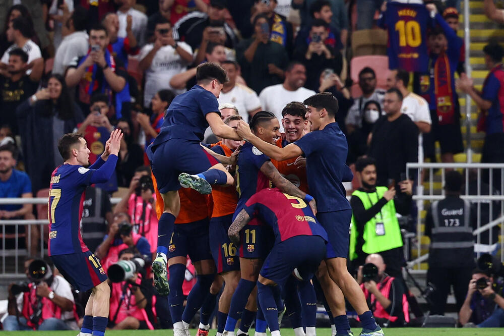 Fudbaleri Barselone proslavljaju pogodak, Foto: Reuters