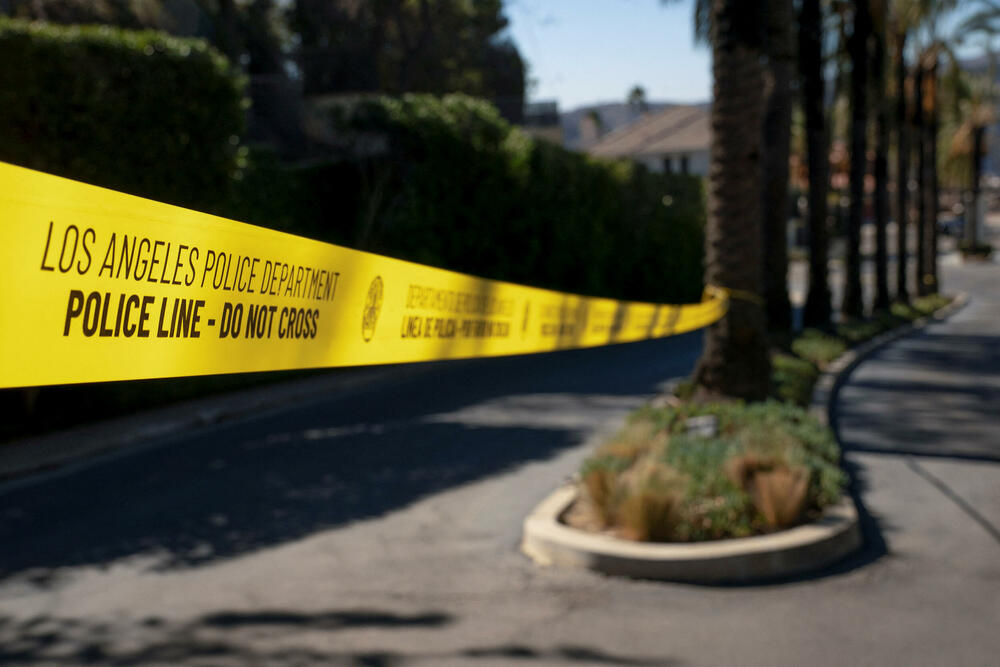 <p>Uprkos upozorenjima da je svaki pokušaj odlaska na opožareno područje visokorizičan, mnogi ljudi koji su bili prisiljeni da napuste svoje domove okupljaju se na kontrolnim tačkama na kojima se nalaze policajci, nadajući se da će dobiti priliku da vide u kakvom su stanju njihove kuće i jesu li im domovi uništeni</p>