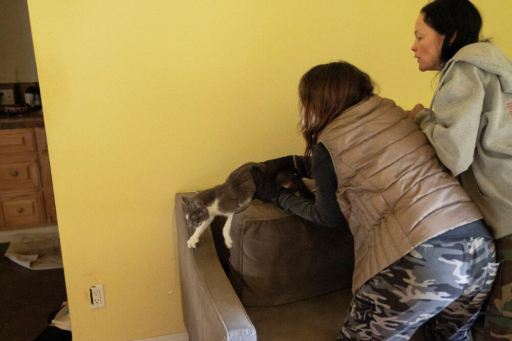 <p>Uprkos upozorenjima da je svaki pokušaj odlaska na opožareno područje visokorizičan, mnogi ljudi koji su bili prisiljeni da napuste svoje domove okupljaju se na kontrolnim tačkama na kojima se nalaze policajci, nadajući se da će dobiti priliku da vide u kakvom su stanju njihove kuće i jesu li im domovi uništeni</p>