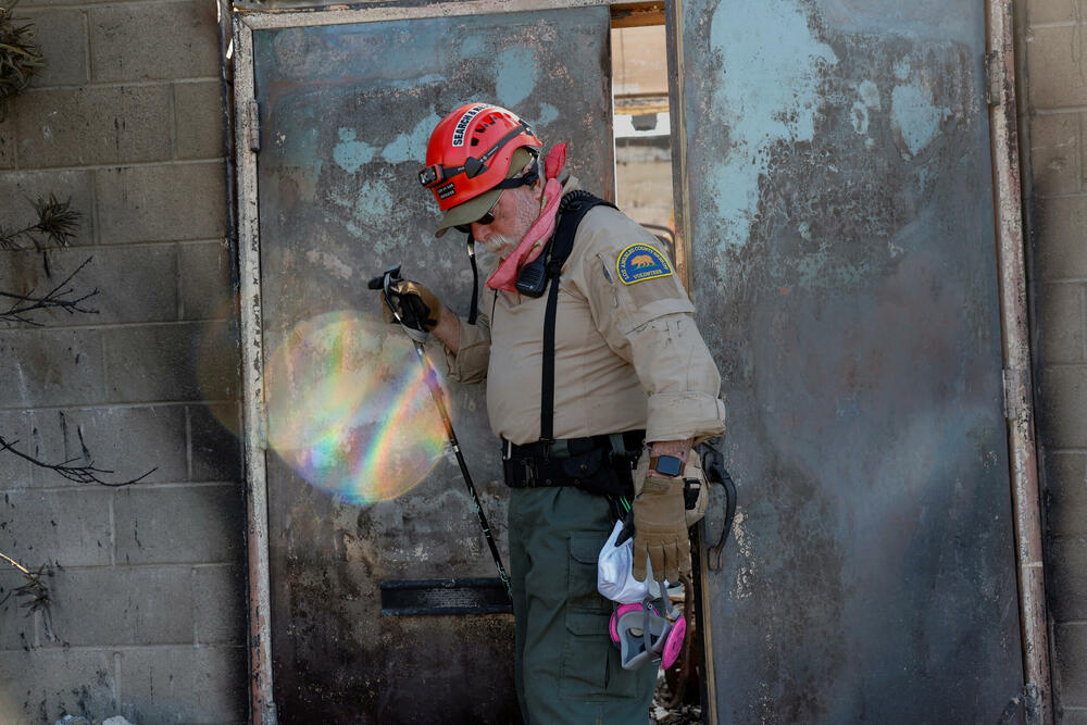 <p>Uprkos upozorenjima da je svaki pokušaj odlaska na opožareno područje visokorizičan, mnogi ljudi koji su bili prisiljeni da napuste svoje domove okupljaju se na kontrolnim tačkama na kojima se nalaze policajci, nadajući se da će dobiti priliku da vide u kakvom su stanju njihove kuće i jesu li im domovi uništeni</p>
