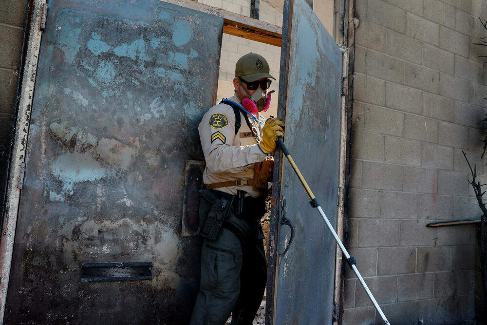 <p>Uprkos upozorenjima da je svaki pokušaj odlaska na opožareno područje visokorizičan, mnogi ljudi koji su bili prisiljeni da napuste svoje domove okupljaju se na kontrolnim tačkama na kojima se nalaze policajci, nadajući se da će dobiti priliku da vide u kakvom su stanju njihove kuće i jesu li im domovi uništeni</p>