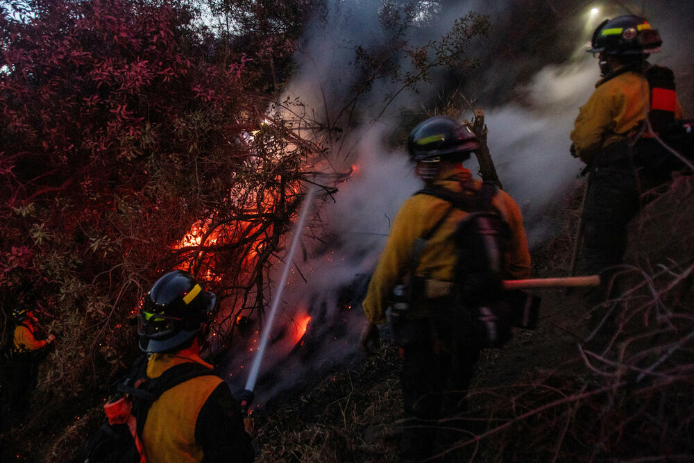 <p>Uprkos upozorenjima da je svaki pokušaj odlaska na opožareno područje visokorizičan, mnogi ljudi koji su bili prisiljeni da napuste svoje domove okupljaju se na kontrolnim tačkama na kojima se nalaze policajci, nadajući se da će dobiti priliku da vide u kakvom su stanju njihove kuće i jesu li im domovi uništeni</p>