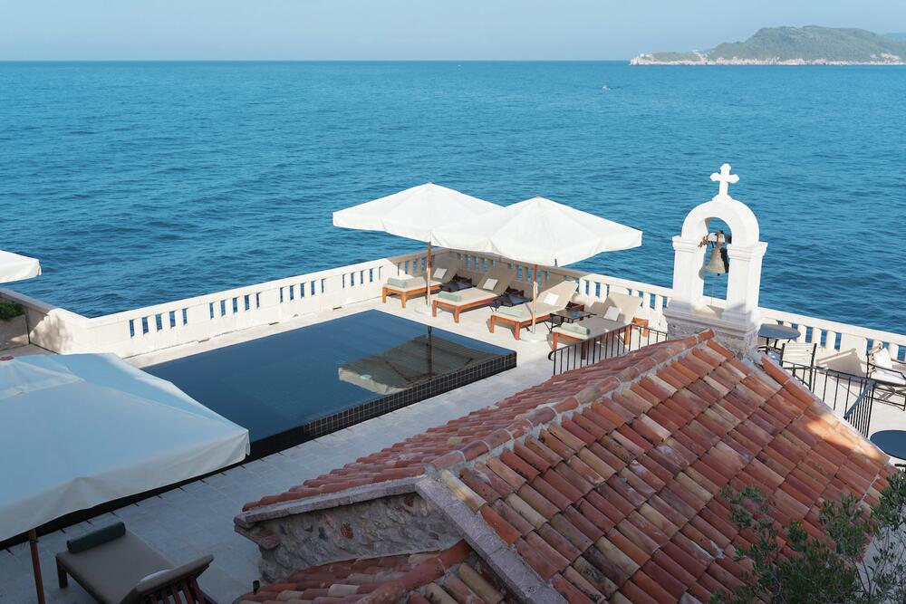 <p>Adriatic Properties Montenegro, renomirana kompanija koja je znatno doprinijela razvoju turističkog sektora u Crnoj Gori, već godinama igra ključnu ulogu u pozicioniranju zemlje kao prestižne turističke destinacije na globalnom nivou. Kao dugogodišnji zakupac luksuznih rizorta na Svetom Stefanu, uključujući Vilu Miločer, Adriatic Properties je kroz značajna ulaganja u rekonstrukciju i modernizaciju ovih objekata značajno unaprijedila standarde ugostiteljskih usluga u Crnoj Gori. Dovođenjem svjetski priznatog hotelskog brenda Aman, kompanija je postavila osnove za dolazak drugih međunarodnih investitora, što je dodatno podstaklo razvoj visokokvalitetnog turizma u zemlji.</p>