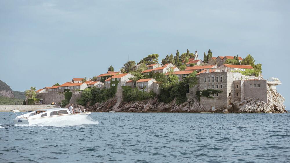 <p>Adriatic Properties Montenegro, renomirana kompanija koja je znatno doprinijela razvoju turističkog sektora u Crnoj Gori, već godinama igra ključnu ulogu u pozicioniranju zemlje kao prestižne turističke destinacije na globalnom nivou. Kao dugogodišnji zakupac luksuznih rizorta na Svetom Stefanu, uključujući Vilu Miločer, Adriatic Properties je kroz značajna ulaganja u rekonstrukciju i modernizaciju ovih objekata značajno unaprijedila standarde ugostiteljskih usluga u Crnoj Gori. Dovođenjem svjetski priznatog hotelskog brenda Aman, kompanija je postavila osnove za dolazak drugih međunarodnih investitora, što je dodatno podstaklo razvoj visokokvalitetnog turizma u zemlji.</p>