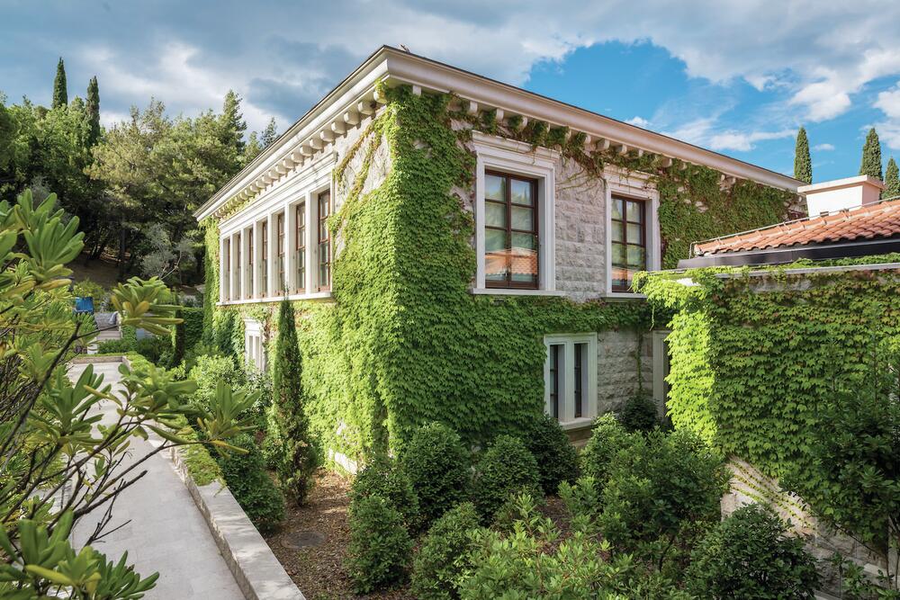 <p>Adriatic Properties Montenegro, renomirana kompanija koja je znatno doprinijela razvoju turističkog sektora u Crnoj Gori, već godinama igra ključnu ulogu u pozicioniranju zemlje kao prestižne turističke destinacije na globalnom nivou. Kao dugogodišnji zakupac luksuznih rizorta na Svetom Stefanu, uključujući Vilu Miločer, Adriatic Properties je kroz značajna ulaganja u rekonstrukciju i modernizaciju ovih objekata značajno unaprijedila standarde ugostiteljskih usluga u Crnoj Gori. Dovođenjem svjetski priznatog hotelskog brenda Aman, kompanija je postavila osnove za dolazak drugih međunarodnih investitora, što je dodatno podstaklo razvoj visokokvalitetnog turizma u zemlji.</p>