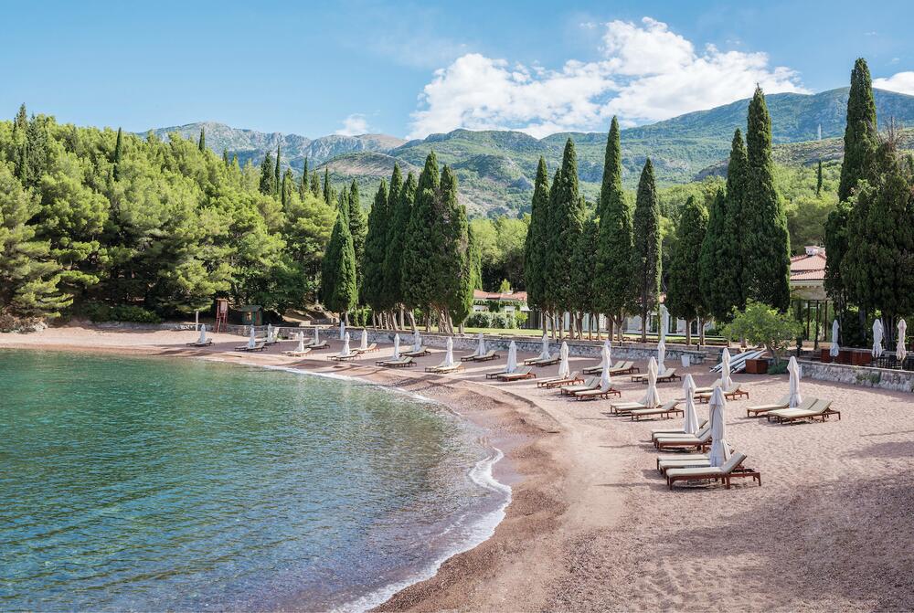 <p>Adriatic Properties Montenegro, renomirana kompanija koja je znatno doprinijela razvoju turističkog sektora u Crnoj Gori, već godinama igra ključnu ulogu u pozicioniranju zemlje kao prestižne turističke destinacije na globalnom nivou. Kao dugogodišnji zakupac luksuznih rizorta na Svetom Stefanu, uključujući Vilu Miločer, Adriatic Properties je kroz značajna ulaganja u rekonstrukciju i modernizaciju ovih objekata značajno unaprijedila standarde ugostiteljskih usluga u Crnoj Gori. Dovođenjem svjetski priznatog hotelskog brenda Aman, kompanija je postavila osnove za dolazak drugih međunarodnih investitora, što je dodatno podstaklo razvoj visokokvalitetnog turizma u zemlji.</p>