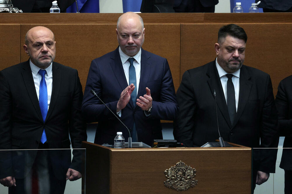 Novoimenovani bugarski premijer Rosen Željazkov i njegovi ministri položili su zakletvu nakon što je novi kabinet izglasan u parlamentu, Foto: REUTERS