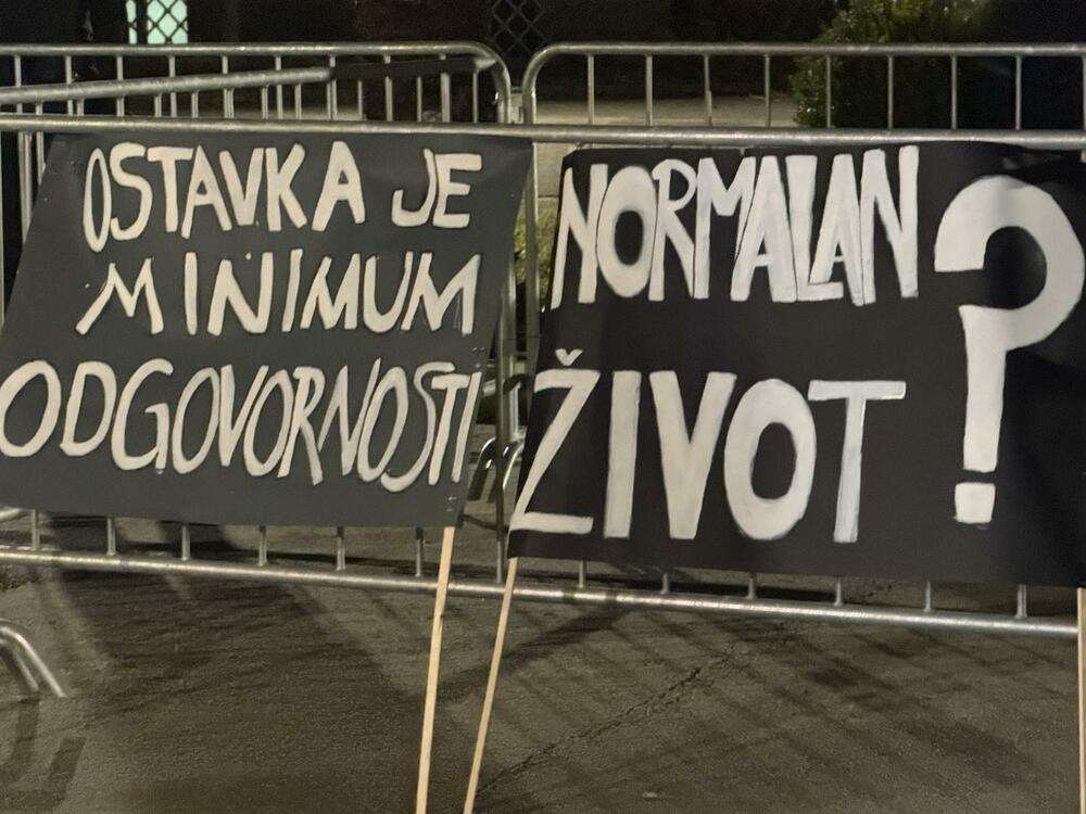 <p>Protest je počeo u 19 sati i 30 minuta ispred MUP-a</p>