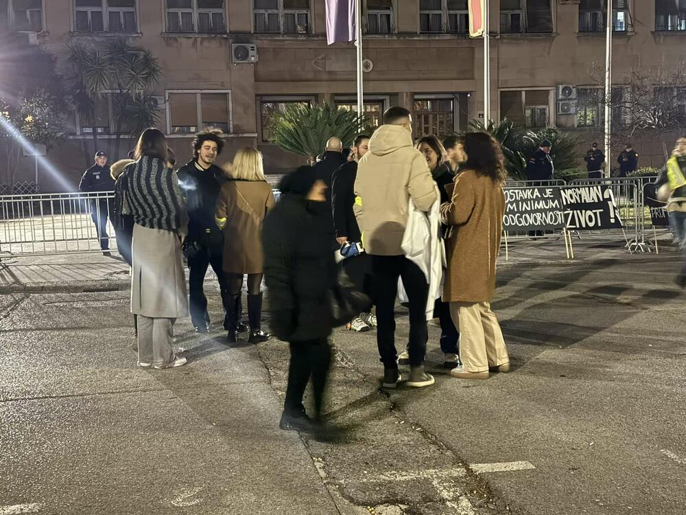 <p>Protest je počeo u 19 sati i 30 minuta ispred MUP-a</p>