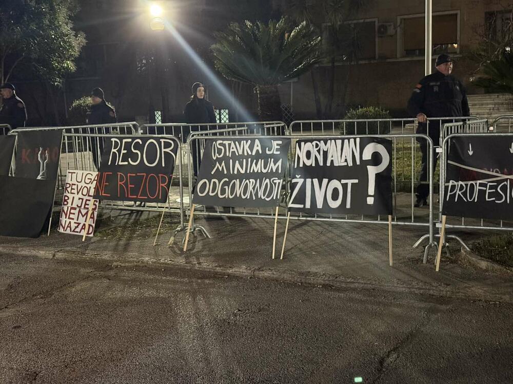 <p>Protest je počeo u 19 sati i 30 minuta ispred MUP-a</p>