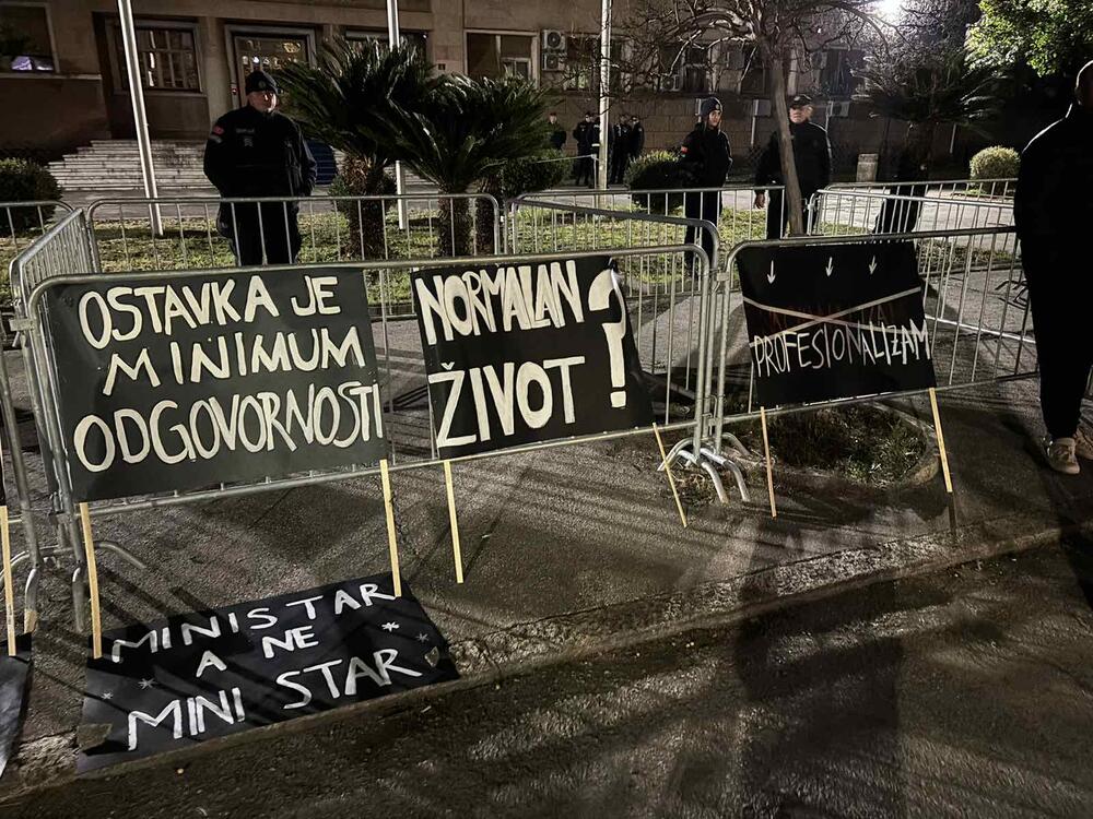<p>Protest je počeo u 19 sati i 30 minuta ispred MUP-a</p>