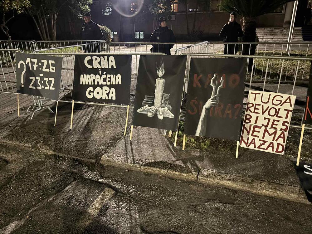 <p>Protest je počeo u 19 sati i 30 minuta ispred MUP-a</p>