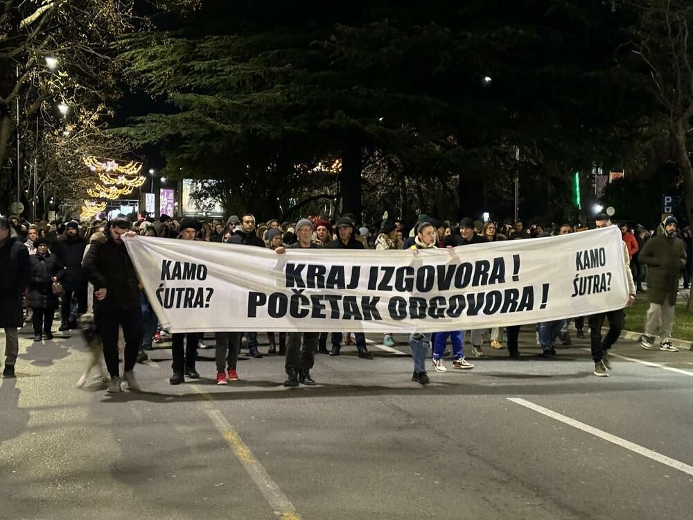 <p>Protest je počeo u 19 sati i 30 minuta ispred MUP-a</p>