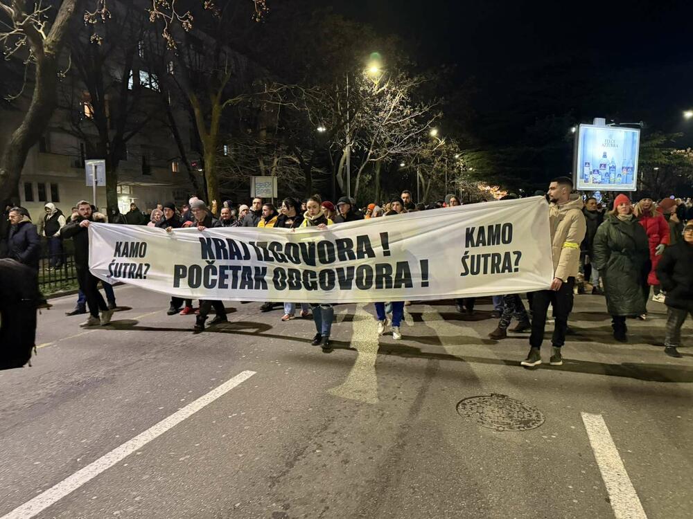 <p>Protest je počeo u 19 sati i 30 minuta ispred MUP-a</p>