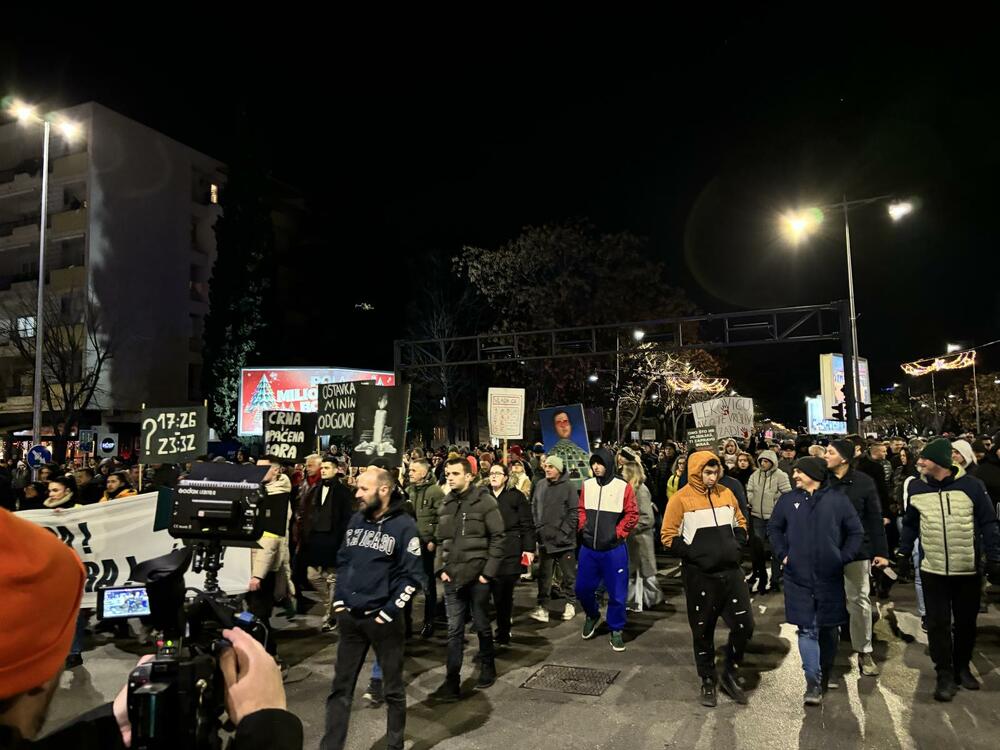 <p>Protest je počeo u 19 sati i 30 minuta ispred MUP-a</p>