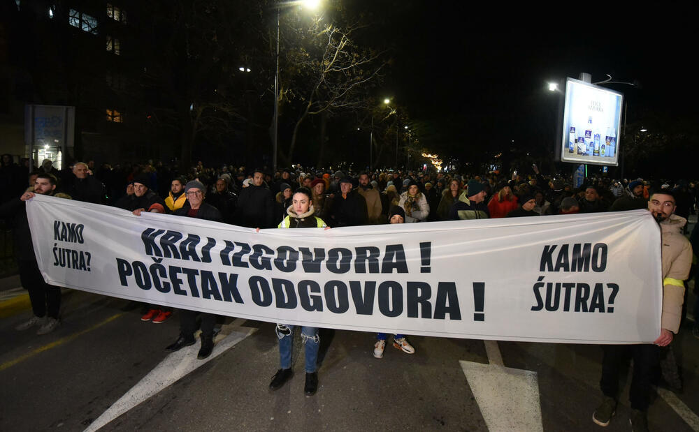 <p>Vršilac dužnosti (v.d.) direktora Uprave policije Lazar Šćepanović rekao je u emisiji "Načisto" na Televiziji Vijesti da je dobio poruku od saradnika, da je prema procjeni policije na večerašnjem protestu organizacije "Kamo Śutra?" bilo oko 6.000 ljudi</p>