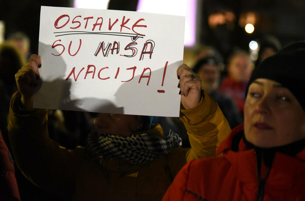 <p>Vršilac dužnosti (v.d.) direktora Uprave policije Lazar Šćepanović rekao je u emisiji "Načisto" na Televiziji Vijesti da je dobio poruku od saradnika, da je prema procjeni policije na večerašnjem protestu organizacije "Kamo Śutra?" bilo oko 6.000 ljudi</p>