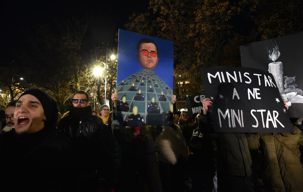 <p>Vršilac dužnosti (v.d.) direktora Uprave policije Lazar Šćepanović rekao je u emisiji "Načisto" na Televiziji Vijesti da je dobio poruku od saradnika, da je prema procjeni policije na večerašnjem protestu organizacije "Kamo Śutra?" bilo oko 6.000 ljudi</p>