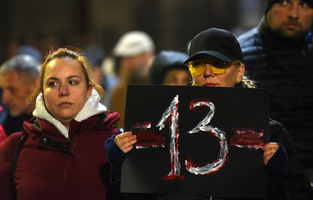 <p>Vršilac dužnosti (v.d.) direktora Uprave policije Lazar Šćepanović rekao je u emisiji "Načisto" na Televiziji Vijesti da je dobio poruku od saradnika, da je prema procjeni policije na večerašnjem protestu organizacije "Kamo Śutra?" bilo oko 6.000 ljudi</p>