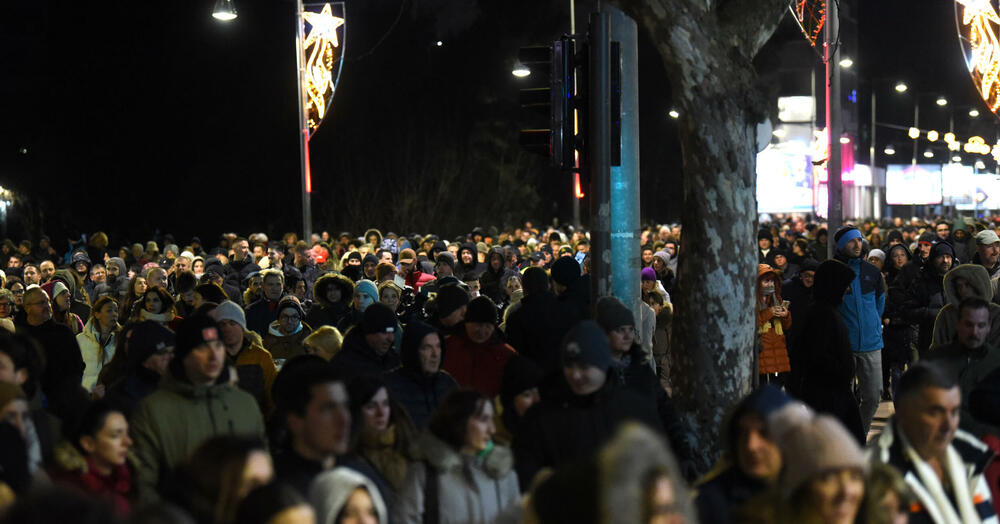 <p>Vršilac dužnosti (v.d.) direktora Uprave policije Lazar Šćepanović rekao je u emisiji "Načisto" na Televiziji Vijesti da je dobio poruku od saradnika, da je prema procjeni policije na večerašnjem protestu organizacije "Kamo Śutra?" bilo oko 6.000 ljudi</p>