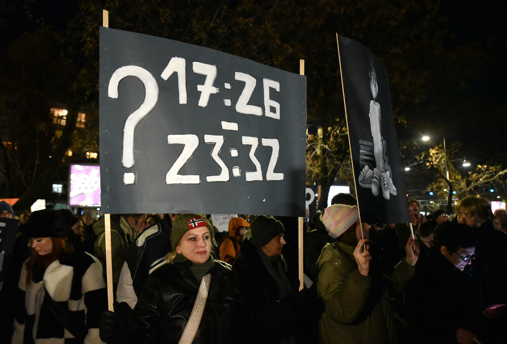 <p>Vršilac dužnosti (v.d.) direktora Uprave policije Lazar Šćepanović rekao je u emisiji "Načisto" na Televiziji Vijesti da je dobio poruku od saradnika, da je prema procjeni policije na večerašnjem protestu organizacije "Kamo Śutra?" bilo oko 6.000 ljudi</p>