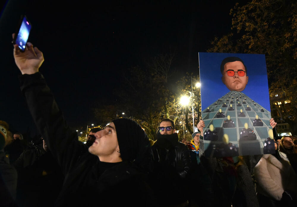 <p>Vršilac dužnosti (v.d.) direktora Uprave policije Lazar Šćepanović rekao je u emisiji "Načisto" na Televiziji Vijesti da je dobio poruku od saradnika, da je prema procjeni policije na večerašnjem protestu organizacije "Kamo Śutra?" bilo oko 6.000 ljudi</p>