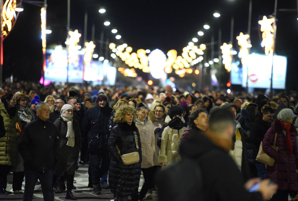 <p>Vršilac dužnosti (v.d.) direktora Uprave policije Lazar Šćepanović rekao je u emisiji "Načisto" na Televiziji Vijesti da je dobio poruku od saradnika, da je prema procjeni policije na večerašnjem protestu organizacije "Kamo Śutra?" bilo oko 6.000 ljudi</p>