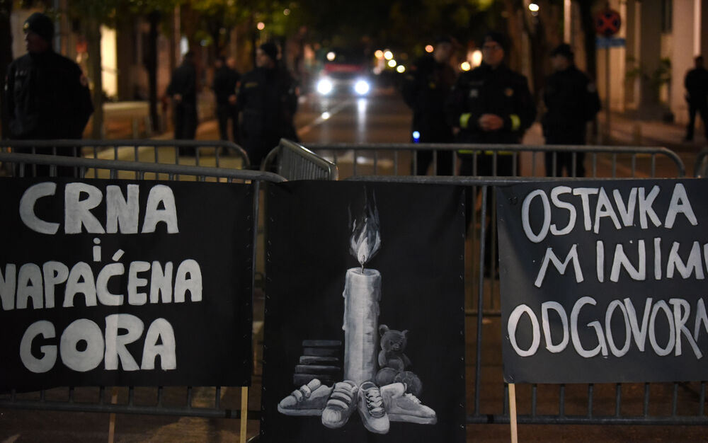 <p>Vršilac dužnosti (v.d.) direktora Uprave policije Lazar Šćepanović rekao je u emisiji "Načisto" na Televiziji Vijesti da je dobio poruku od saradnika, da je prema procjeni policije na večerašnjem protestu organizacije "Kamo Śutra?" bilo oko 6.000 ljudi</p>