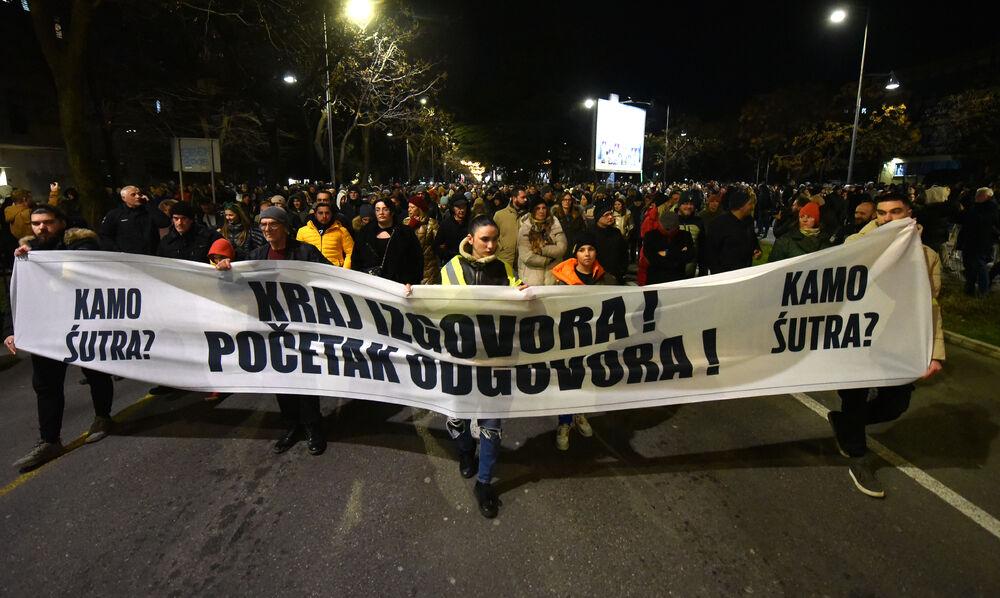 <p>Vršilac dužnosti (v.d.) direktora Uprave policije Lazar Šćepanović rekao je u emisiji "Načisto" na Televiziji Vijesti da je dobio poruku od saradnika, da je prema procjeni policije na večerašnjem protestu organizacije "Kamo Śutra?" bilo oko 6.000 ljudi</p>