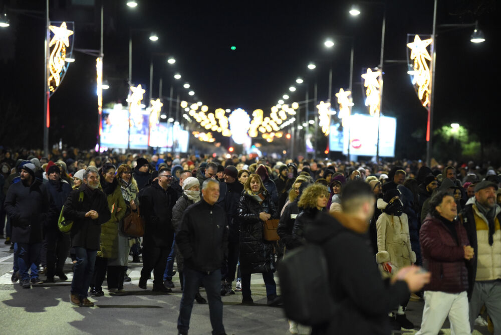 <p>Vršilac dužnosti (v.d.) direktora Uprave policije Lazar Šćepanović rekao je u emisiji "Načisto" na Televiziji Vijesti da je dobio poruku od saradnika, da je prema procjeni policije na večerašnjem protestu organizacije "Kamo Śutra?" bilo oko 6.000 ljudi</p>