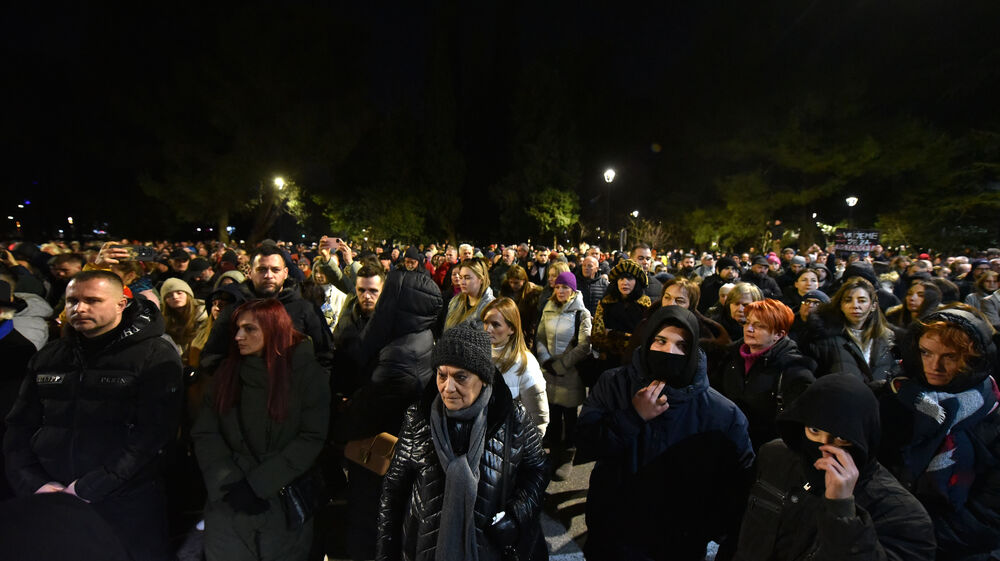 <p>Vršilac dužnosti (v.d.) direktora Uprave policije Lazar Šćepanović rekao je u emisiji "Načisto" na Televiziji Vijesti da je dobio poruku od saradnika, da je prema procjeni policije na večerašnjem protestu organizacije "Kamo Śutra?" bilo oko 6.000 ljudi</p>