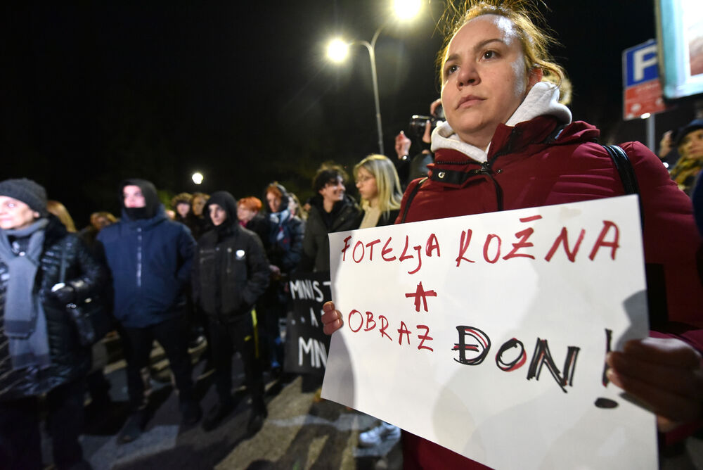 <p>Vršilac dužnosti (v.d.) direktora Uprave policije Lazar Šćepanović rekao je u emisiji "Načisto" na Televiziji Vijesti da je dobio poruku od saradnika, da je prema procjeni policije na večerašnjem protestu organizacije "Kamo Śutra?" bilo oko 6.000 ljudi</p>