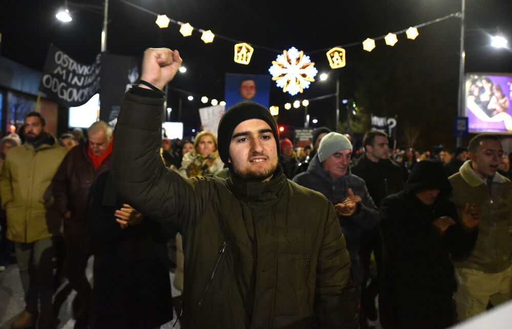 <p>Vršilac dužnosti (v.d.) direktora Uprave policije Lazar Šćepanović rekao je u emisiji "Načisto" na Televiziji Vijesti da je dobio poruku od saradnika, da je prema procjeni policije na večerašnjem protestu organizacije "Kamo Śutra?" bilo oko 6.000 ljudi</p>