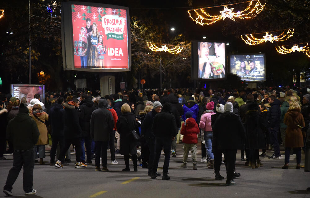 <p>Vršilac dužnosti (v.d.) direktora Uprave policije Lazar Šćepanović rekao je u emisiji "Načisto" na Televiziji Vijesti da je dobio poruku od saradnika, da je prema procjeni policije na večerašnjem protestu organizacije "Kamo Śutra?" bilo oko 6.000 ljudi</p>