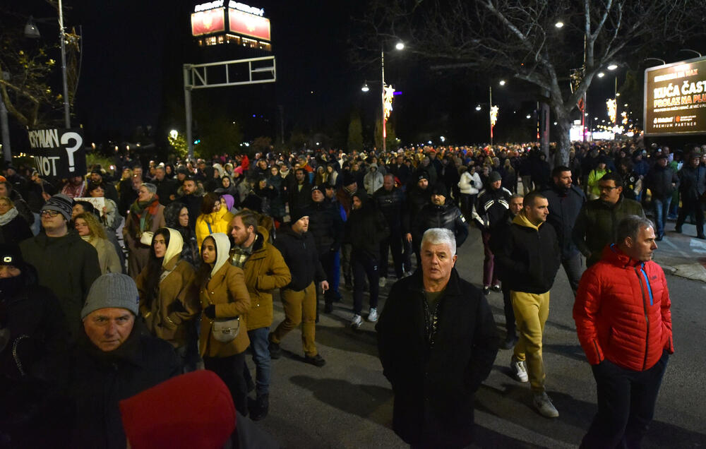 <p>Vršilac dužnosti (v.d.) direktora Uprave policije Lazar Šćepanović rekao je u emisiji "Načisto" na Televiziji Vijesti da je dobio poruku od saradnika, da je prema procjeni policije na večerašnjem protestu organizacije "Kamo Śutra?" bilo oko 6.000 ljudi</p>